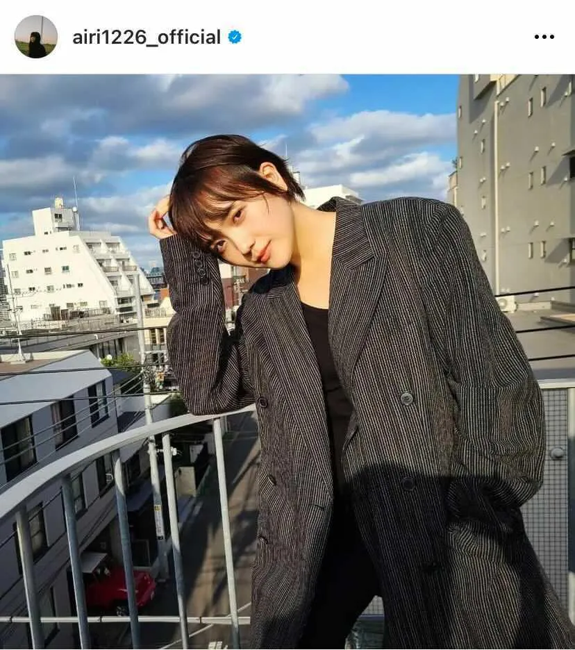 【写真を見る】イケメンすぎ…ショートヘアにカットした松井愛莉