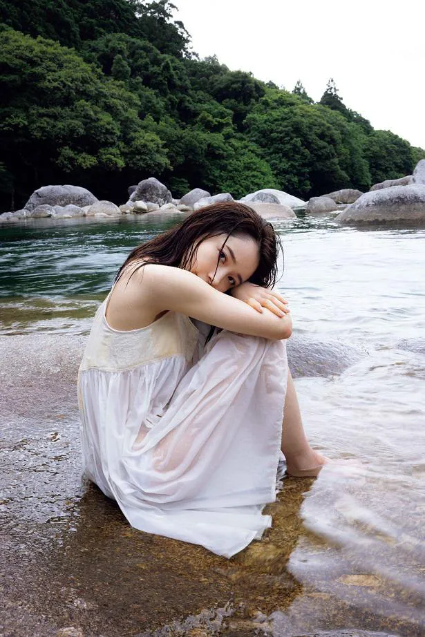 【写真を見る】屋久島の水辺で撮影されたワンカット