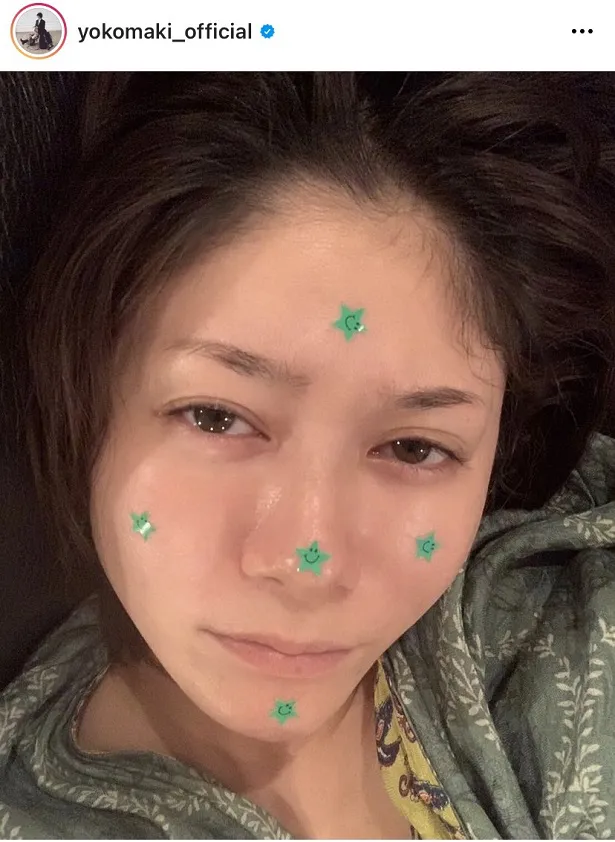 【写真を見る】真木よう子、娘のイタズラで顔にシールを貼られた寝起きスッピン