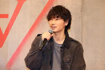 綾野剛、新ドラマは“フェニックスモード”で撮影「本当に楽しいです」＜アバランチ＞