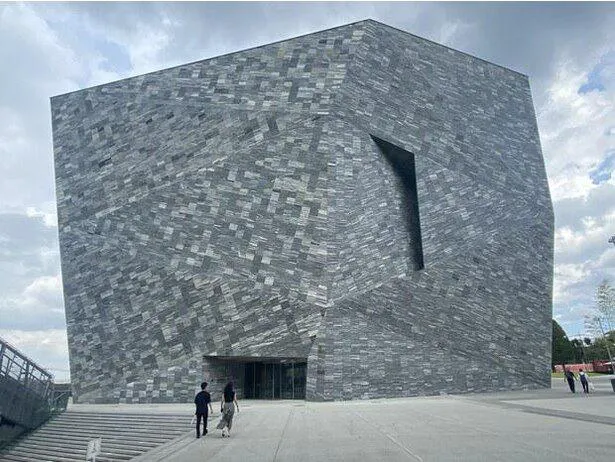 「アマビエ・プロジェクト」の作品が展開される角川武蔵野ミュージアム。隈研吾さんが手掛けた、迫力ある建築物だ