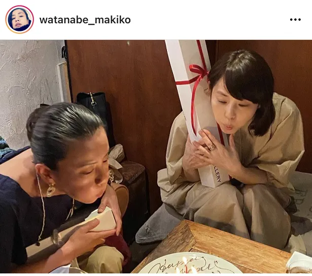 誕生日ケーキのロウソクを吹き消す石田ゆり子＆渡辺真起子