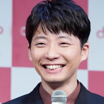 星野源、全身ブラックの‟フル装備”でコーヒータイム「こんな夜更けに…！」「特別感」「源さんの不審者感が…笑」