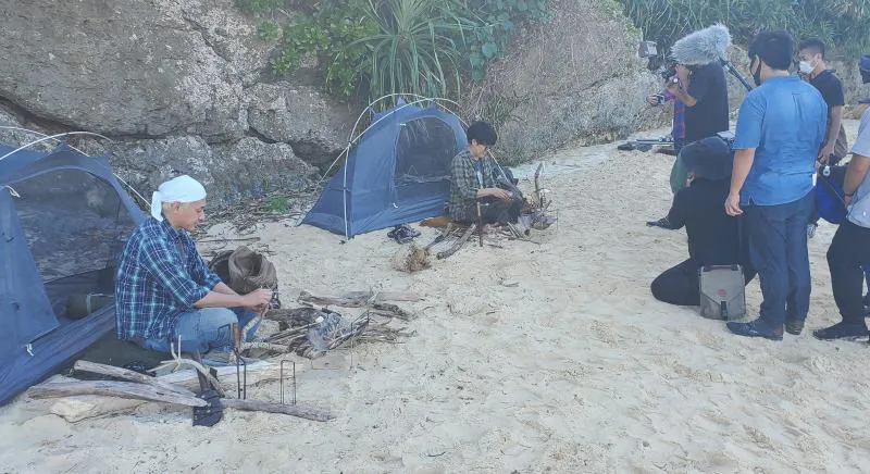 沖縄の砂浜でキャンプをするヒロシと阿諏訪