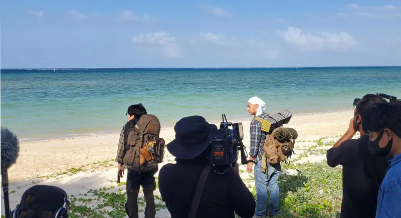 沖縄の青い海を見てたたずむヒロシと阿諏訪