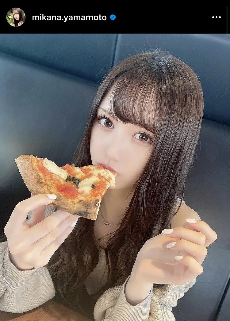 【写真を見る】山本望叶、“彼女感”満載！上目遣いでピザを食べる姿に反響