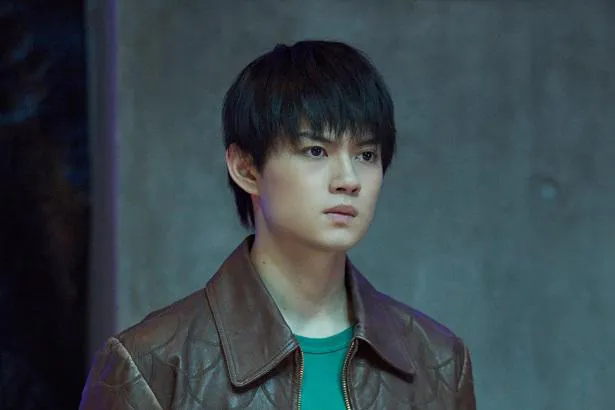 映画「嘘喰い」で、人生が一変する青年・梶隆臣(かじたかおみ)を演じる佐野勇斗