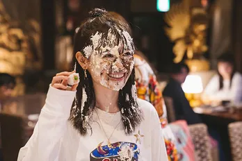 福原遥、“顔面ケーキ”!! 若月佑美の“バックハグ”場面も<アンラッキーガール!>