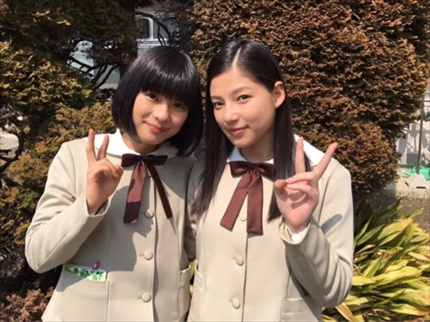 【写真を見る】芳根京子と石井杏奈の制服姿オフショット