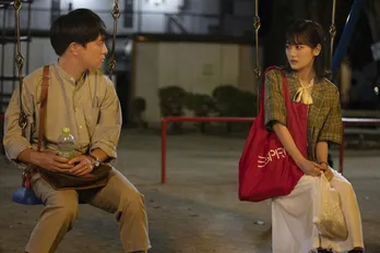 山下美月“怜子”のキスに濱田岳“雅也”は動揺！初めてのときめきに「キスは浮気ですか？」＜じゃない方の彼女＞