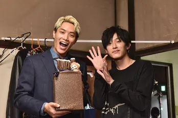 鈴木伸之、杉野遥亮からの誕生日サプライズに「こんなお祝いしていただいて申し訳ない!(笑)」華麗なターンも披露<恋です!>