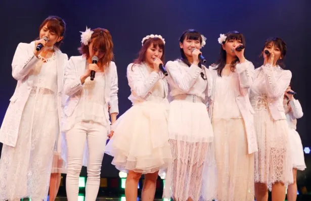 同期のメンバーと歌う前島亜美（左から4番め）
