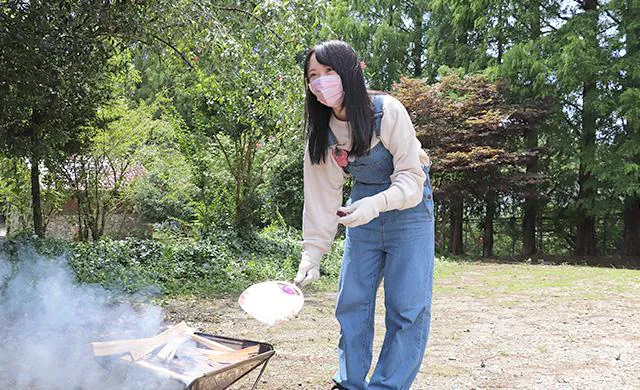 【写真を見る】石田千穂が焚き火に挑戦！