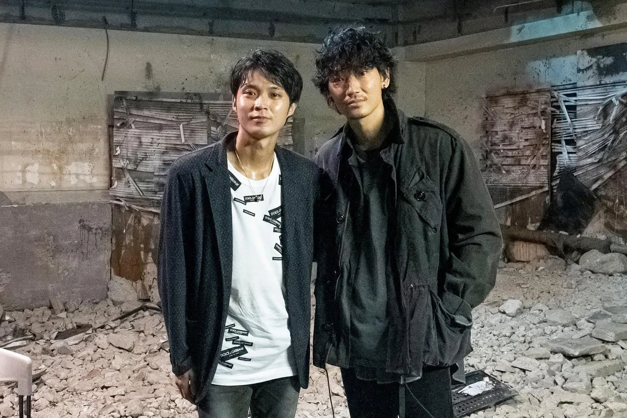 「アバランチ」第1話にサプライズゲストとして出演した磯村勇斗(左)