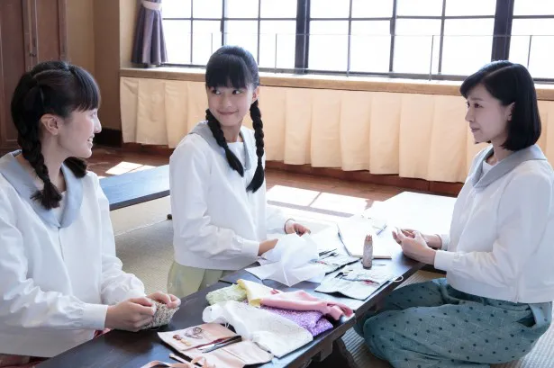 ラジオドラマ「たまご焼き同盟」では、女学生のすみれ(芳根)が、なぜ「手芸倶楽部」を結成したのかが明かされる