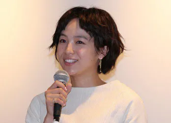 清野菜名、坂口健太郎の背後からひょっこり!“絶妙な距離感”の2人に「可愛すぎる」の声<ハンオシ>