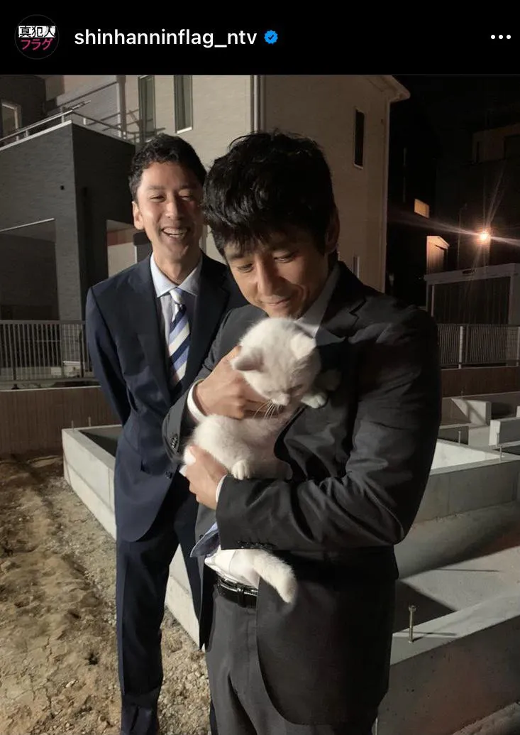 【写真を見る】西島秀俊、癒しの笑顔で“ぎゅ”と猫を抱きしめるオフショット