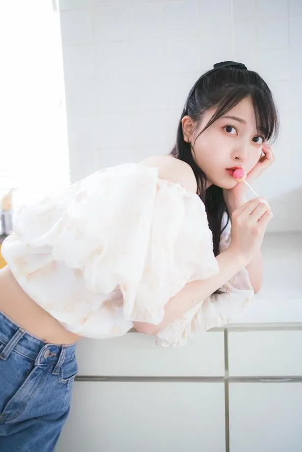 【写真を見る】久保史緒里、“腹チラ”トップスがかわいい！