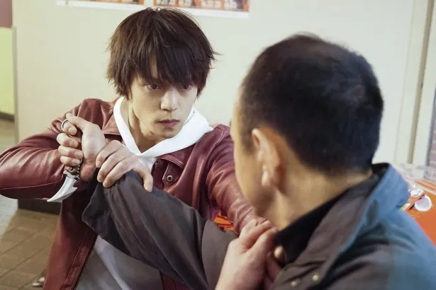 格闘技ジムに住む警備員・朝比奈を演じる窪田は、護身術や総合格闘技などのアクションを披露する