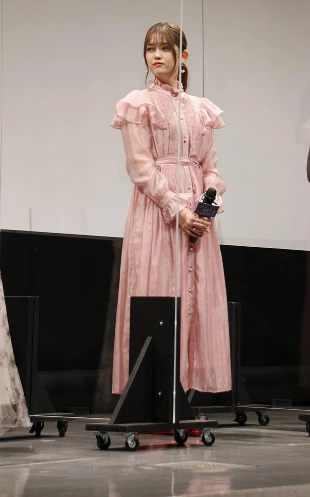 【写真を見る】華やかなピンクのロングドレスを着た松村沙友理