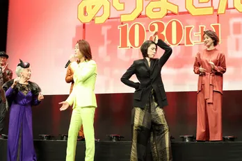 氷川きよしが“蛍光イエロー”の衣装でサプライズ登場!天海祐希らキャスト陣がダンスでノリノリ