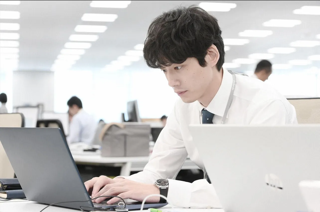【写真を見る】パソコンのキーボードを打つ姿がかわいい坂口健太郎“百瀬”