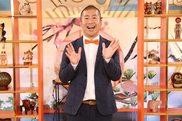 【写真を見る】MCを務めるハライチ・澤部佑、満面の笑みで両手を広げたポーズを決める
