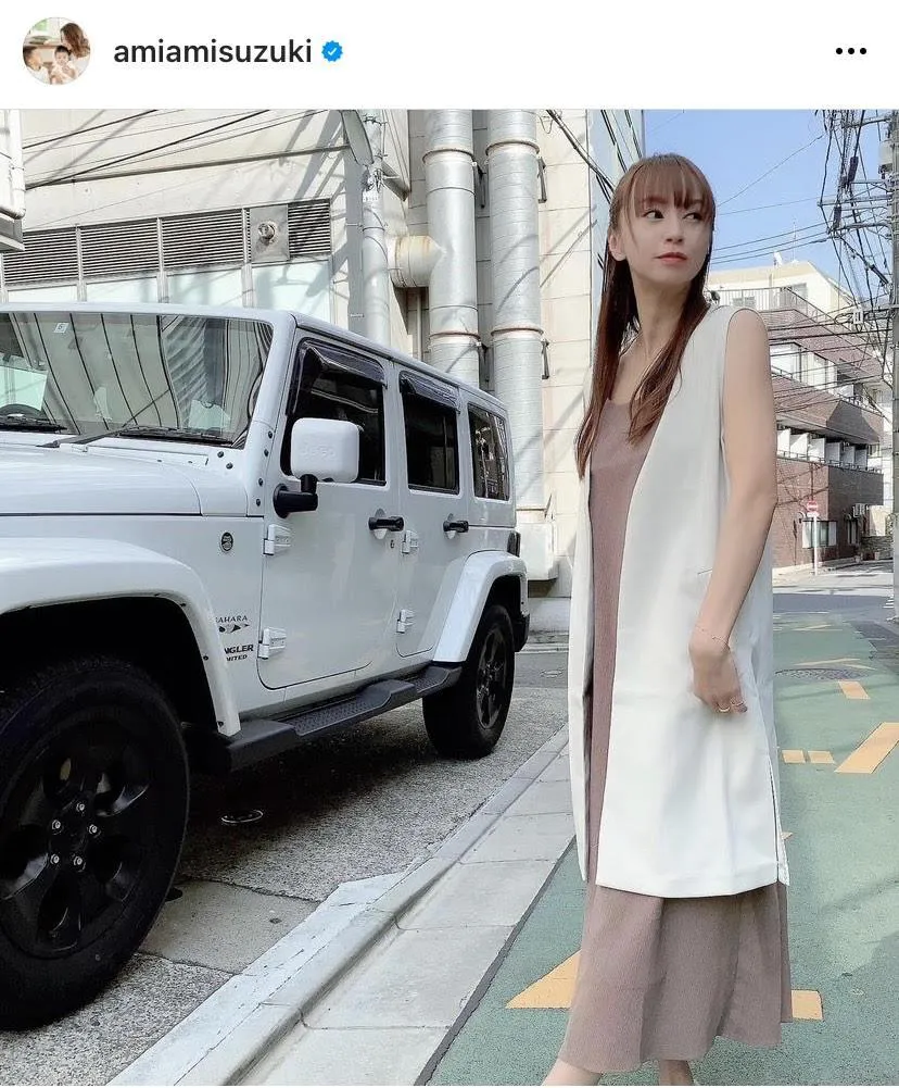 【写真を見る】鈴木亜美、愛車ジープとの2ショットを公開