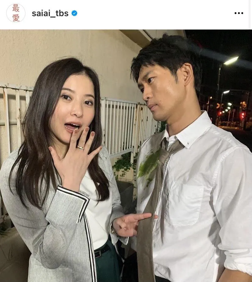 【写真を見る】松下洸平＆吉高由里子、第2話“抹茶クリームのシーン”での仲良しオフショット