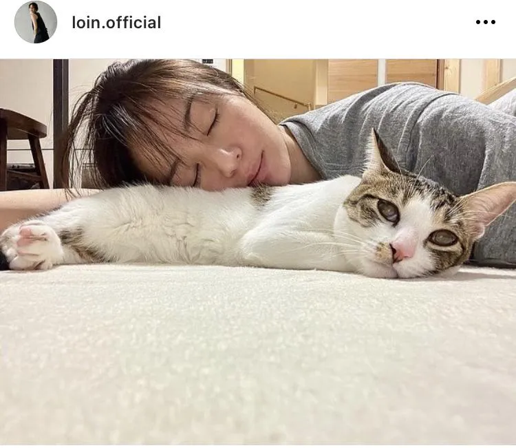 【写真を見る】貴重すぎる…！井川遥、猫に寄り添う“寝顔&スッピン”SHOT