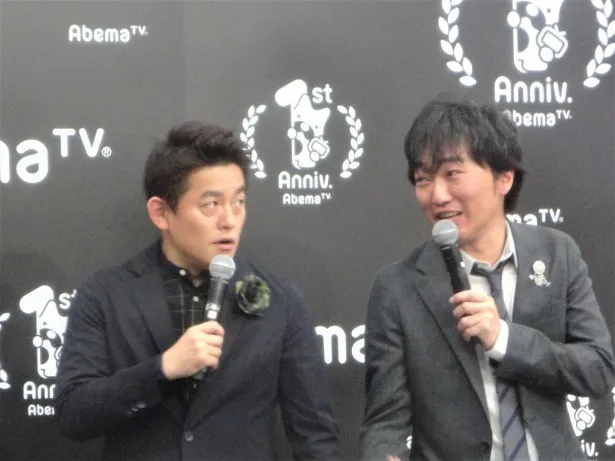 2016年4月に開局以来、番組に出演しているスピードワゴンの井戸田潤(左)と小沢一敬(右)