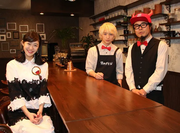 「関内デビル」に出演する加村真美、小林龍二、菊谷宏樹ディレクター(左から)