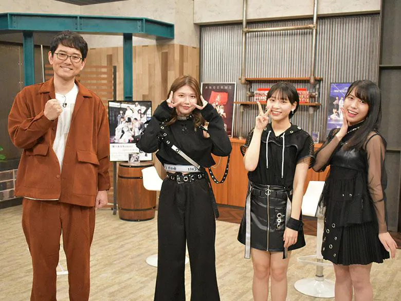 アンジュルムの3人とガイド役のナイツ・土屋伸之