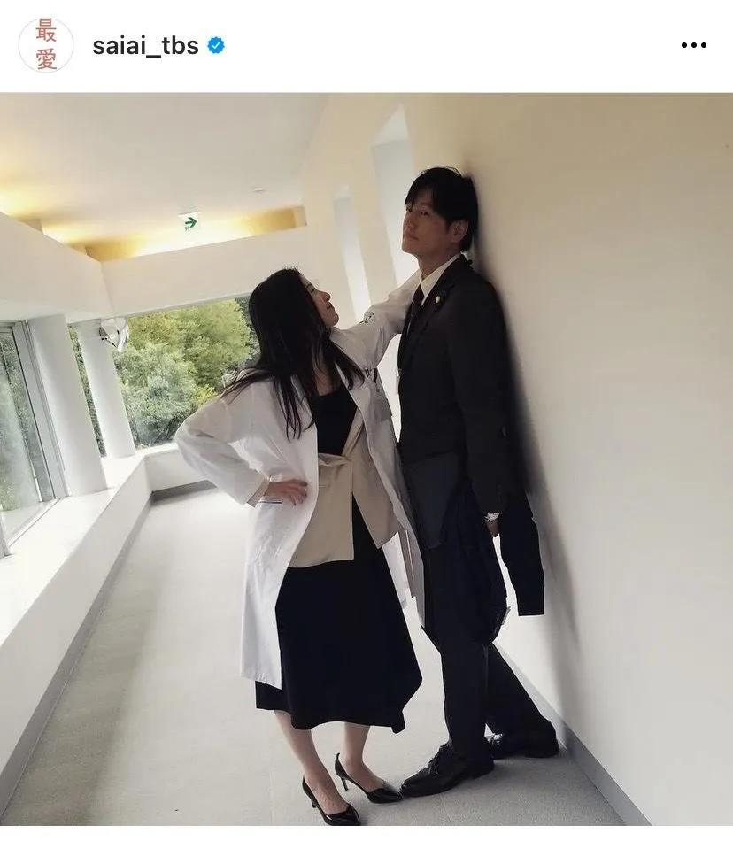 【写真を見る】身長差にキュン！吉高由里子＆井浦新の壁ドンSHOT