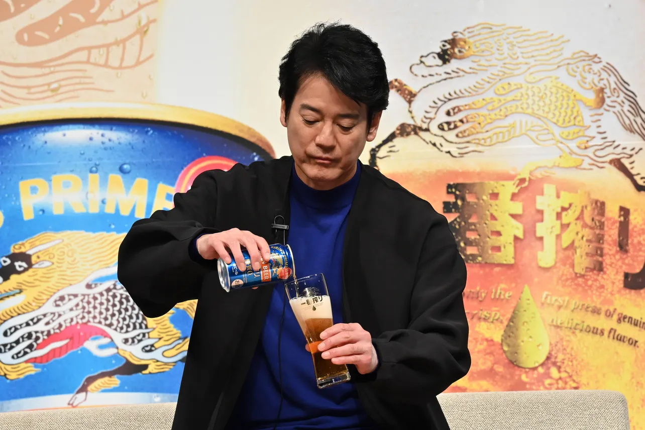 【写真を見る】真剣な表情でビールをグラスに注ぐ唐沢寿明