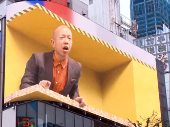 小峠英二、新宿の“巨大な3D猫”と入れ替わる…！「なんて日だ！」＜1億3000万人のSHOWチャンネル＞