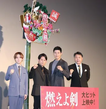 岡田准一、中居正広から贈られた “V6”と刻まれた靴で舞台に 解散の夜は眠れず「松潤からのワインを飲んだ」