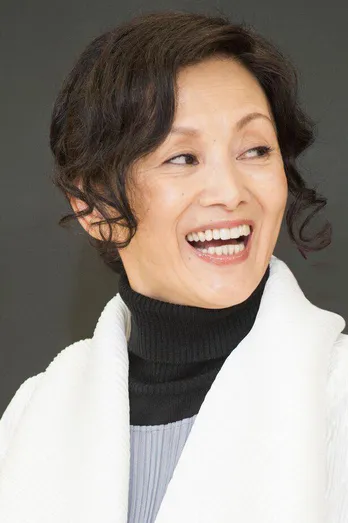 夏木マリ、かっこよすぎる…オレンジ一色!ロングスカートでシックな雰囲気に「こんな風に着こなせるのはマリさんくらい」