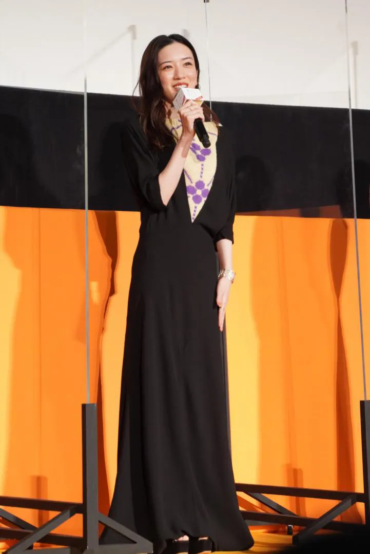 【写真を見る】永野芽郁、ブラックのロングドレスを着こなして登場