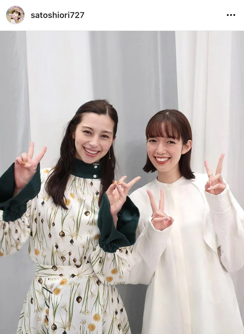 【写真を見る】キュートな笑顔でWピース！佐藤栞里と中条あやみの再会SHOT