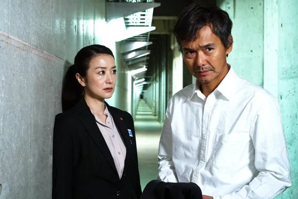 鈴木演じる主人公は、上司を死なせてしまった過去にさいなまれる女性