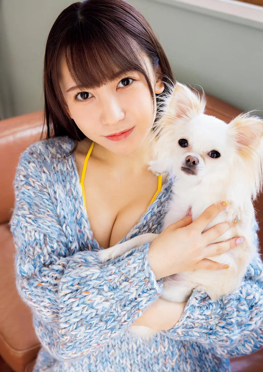 【写真を見る】FES☆TIVEの“元気印”高木ゆりあは、愛犬と初々しい水着グラビア披露　