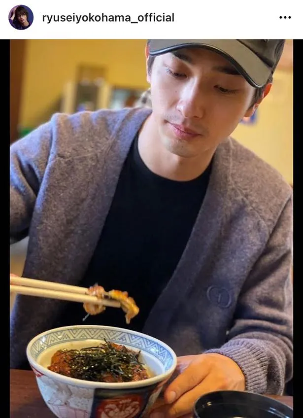 【写真を見る】おいしそうな鰻丼を前にした横浜流星