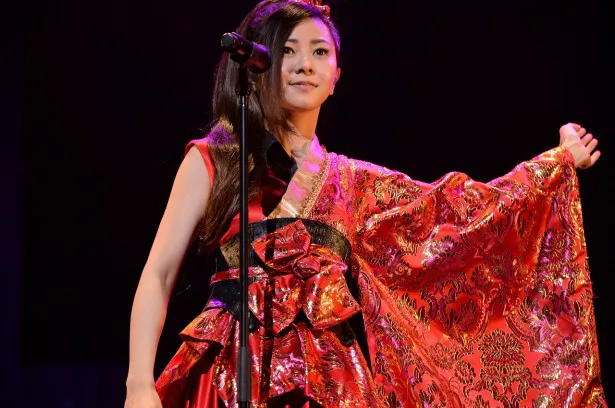 倉木麻衣が艶やかな衣装で観衆を魅了！