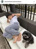 愛犬ラブちゃんとくつろぐ勸玄くん