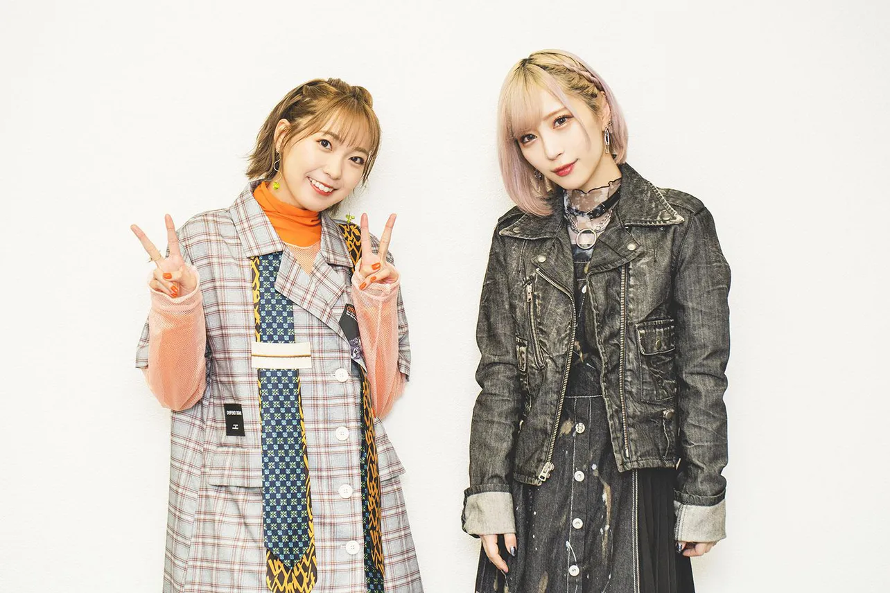 声優・斉藤朱夏（写真左）、シンガー・ReoNa（同右）の２ショット