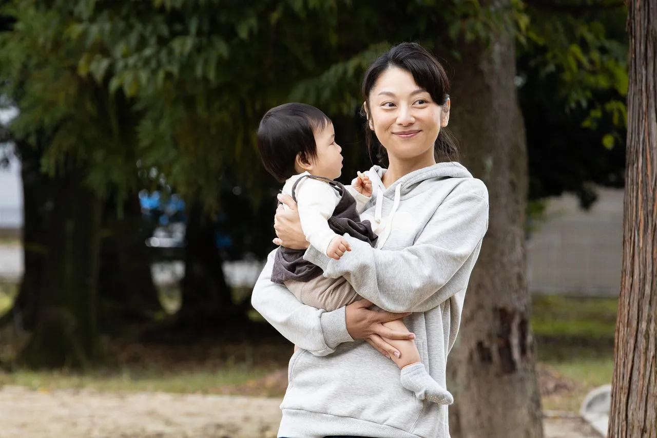 【写真を見る】優しい母の表情…小池栄子“律子”と赤ちゃんの2SHOT 