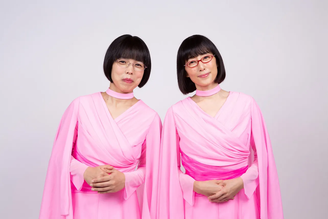 【写真を見る】阿佐ヶ谷姉妹と瓜二つ！ピンクドレスを着た木村多江と安藤玉恵