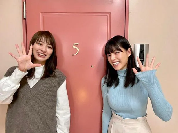 笑顔のオフショットを公開した内田理央と石井杏奈(写真左から)
