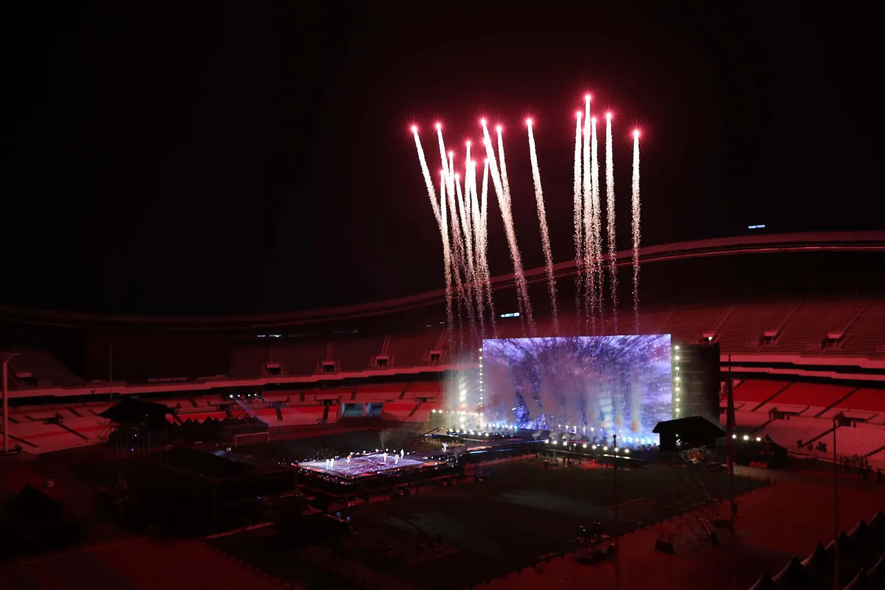 大型スタジアムコンサートならではの迫力ある特殊効果や花火、巨大LEDスクリーンなどが導入され、臨場感たっぷりなステージに　